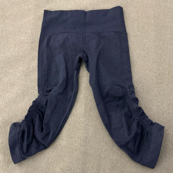 Lululemon In the Flow Crop IIII Sz 4 Ribbed Stretch Leggings Knee Length Ruched - Picture 2 of 7